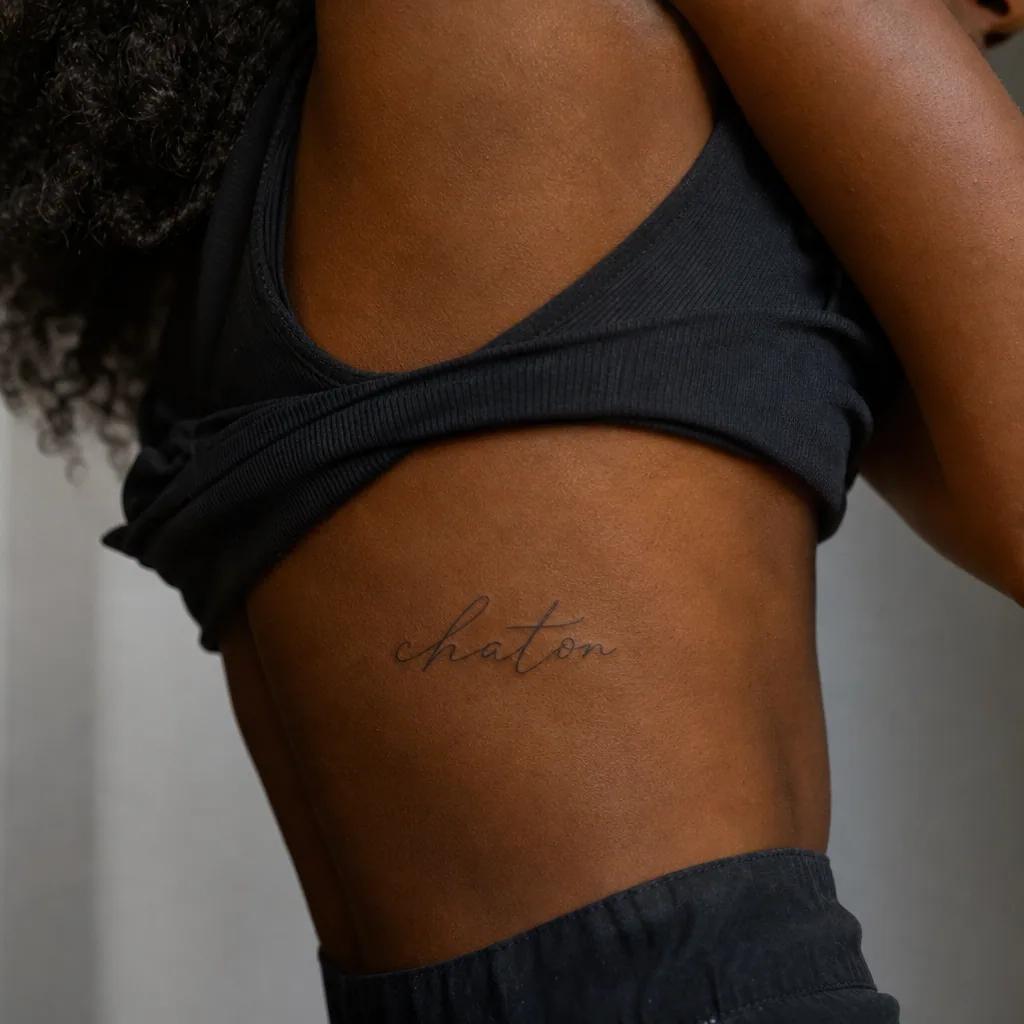 idée tatouage chat lettrage chaton cursive