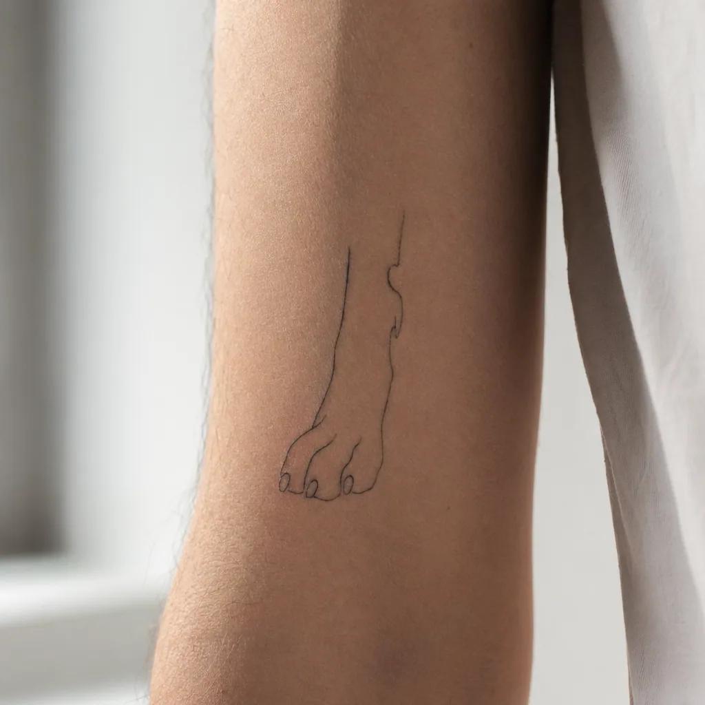 idée tatouage chien patte minimaliste