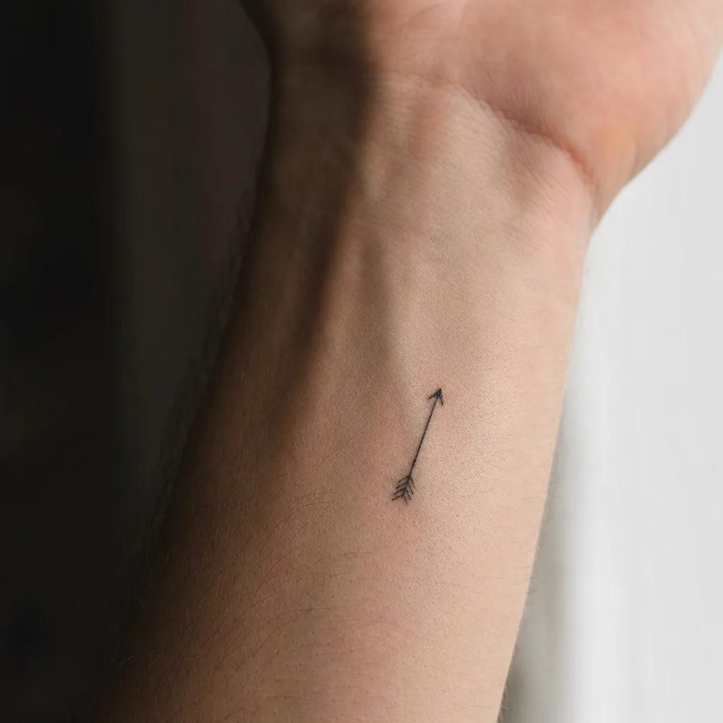 idée tatouage discret homme petite flèche minimaliste