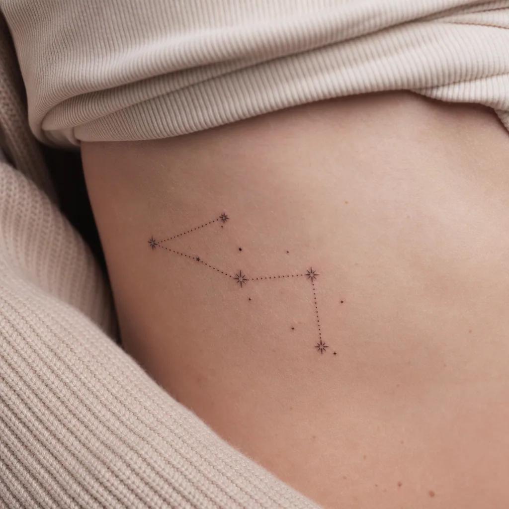 idée tatouage femme discret constellation dotwork